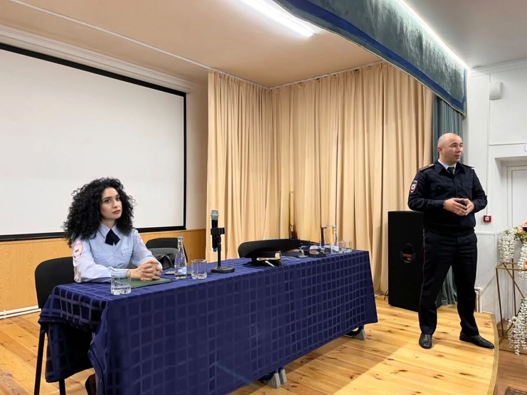 Полицейские Карачаево-Черкесии провели профилактические беседы со студентами и школьниками Полицейские Карачаево-Черкесии провели профилактические беседы со студентами и школьниками