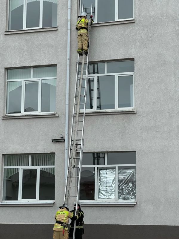 Огнеборцы Хабезского района совершенствуют навыки тушения пожаров на объектах образования Огнеборцы Хабезского района совершенствуют навыки тушения пожаров на объектах образования
