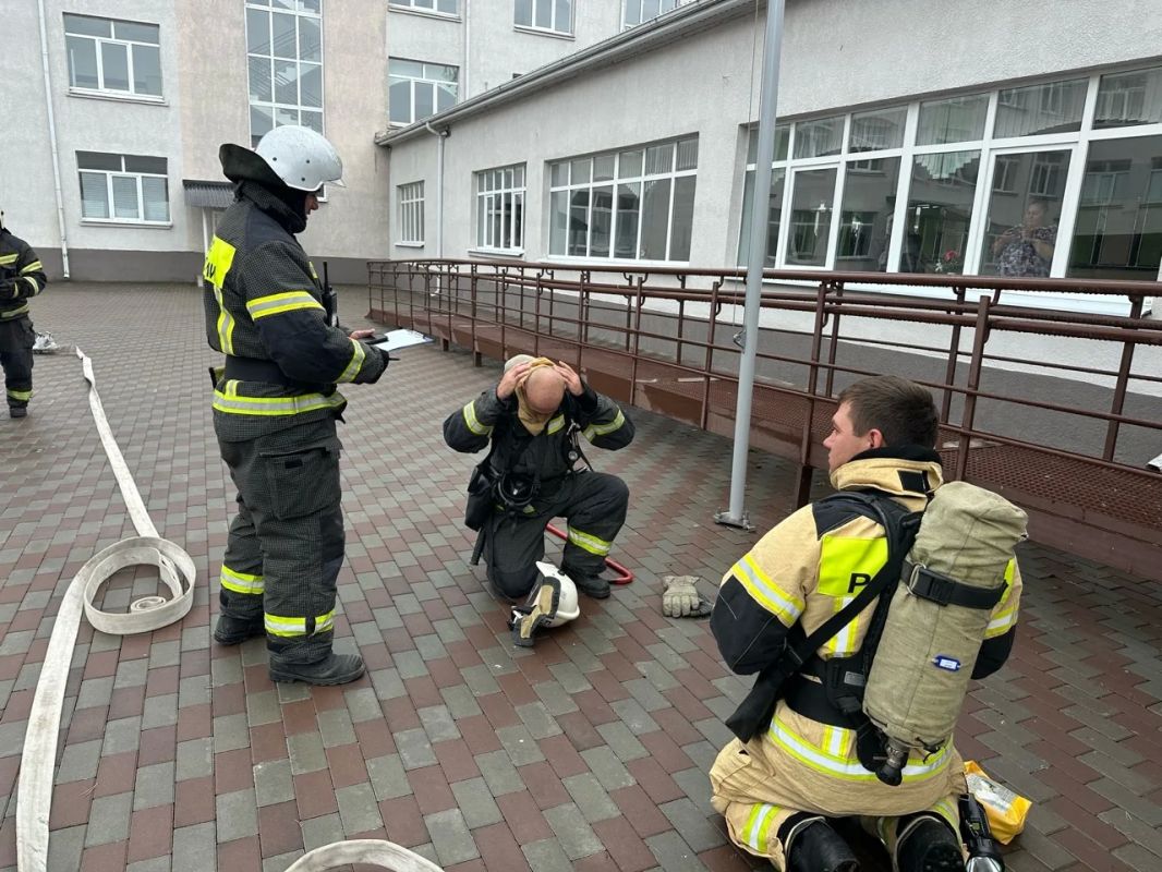 Огнеборцы Хабезского района совершенствуют навыки тушения пожаров на объектах образования Огнеборцы Хабезского района совершенствуют навыки тушения пожаров на объектах образования