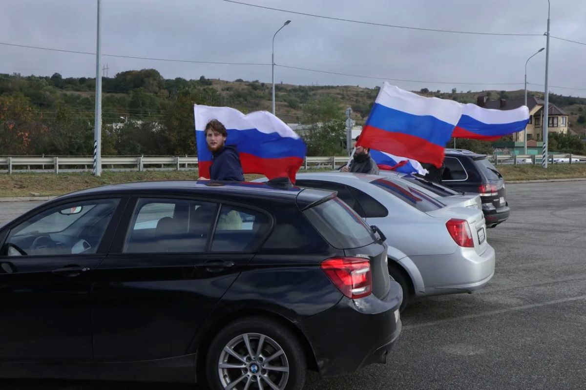 В Карачаево-Черкесии прошел автопробег, посвященный Дню воссоединения Донбасса и Новороссии с Россией! В Карачаево-Черкесии прошел автопробег, посвященный Дню воссоединения Донбасса и Новороссии с Россией!