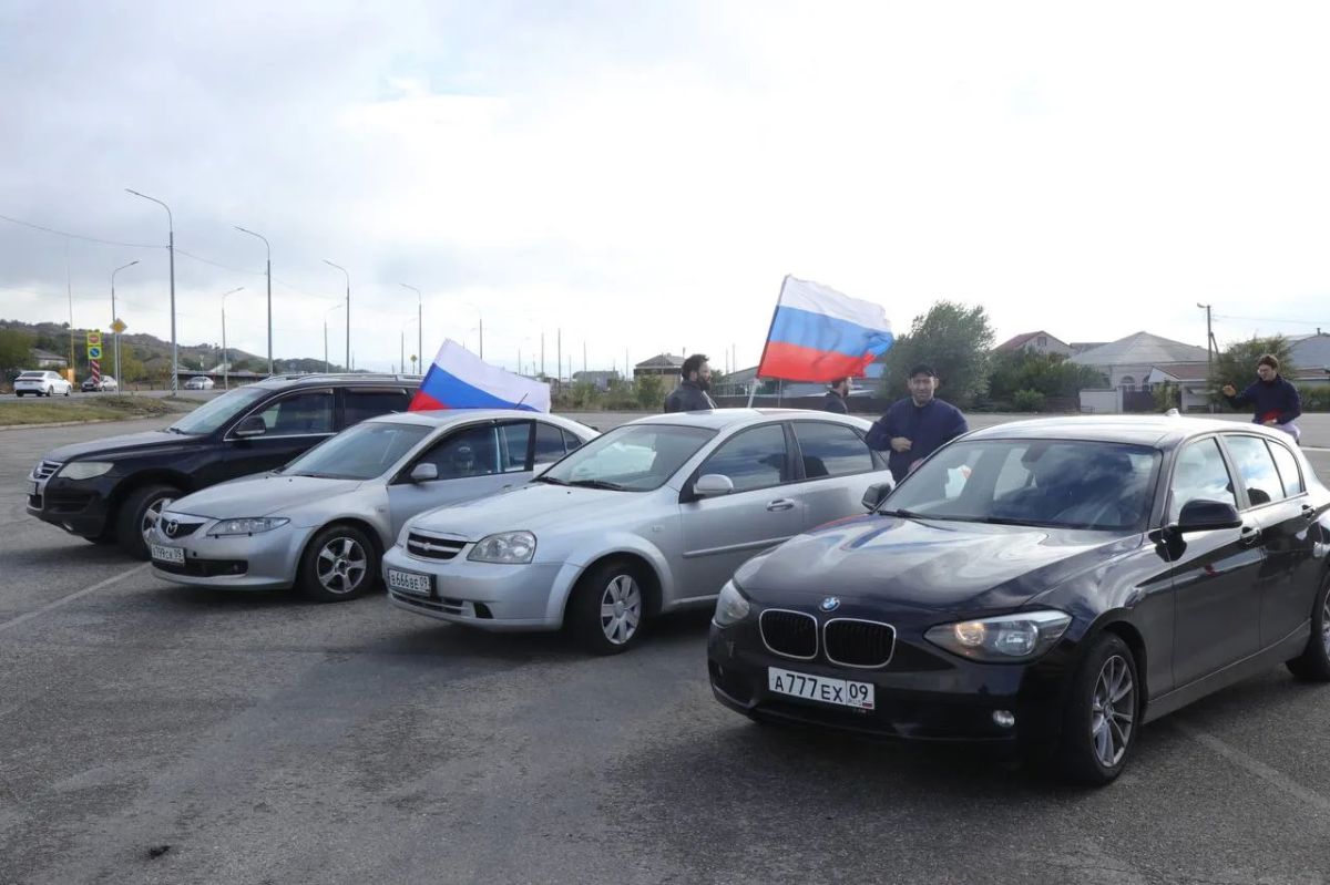 В Карачаево-Черкесии прошел автопробег, посвященный Дню воссоединения Донбасса и Новороссии с Россией! В Карачаево-Черкесии прошел автопробег, посвященный Дню воссоединения Донбасса и Новороссии с Россией!