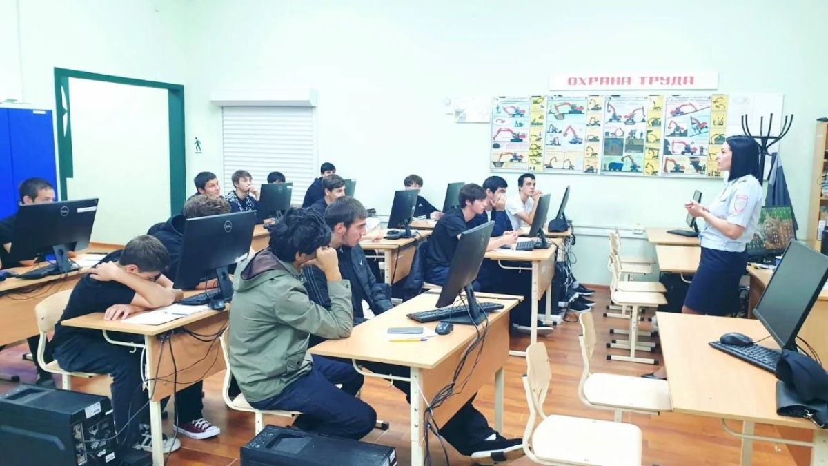 В целях снижения количества дорожно-транспортных происшествий с участием несовершеннолетних водителей инспектор по пропаганде безопасности дорожного движения Госавтоинспекции Отдела МВД России по г. Черкесску провела со...