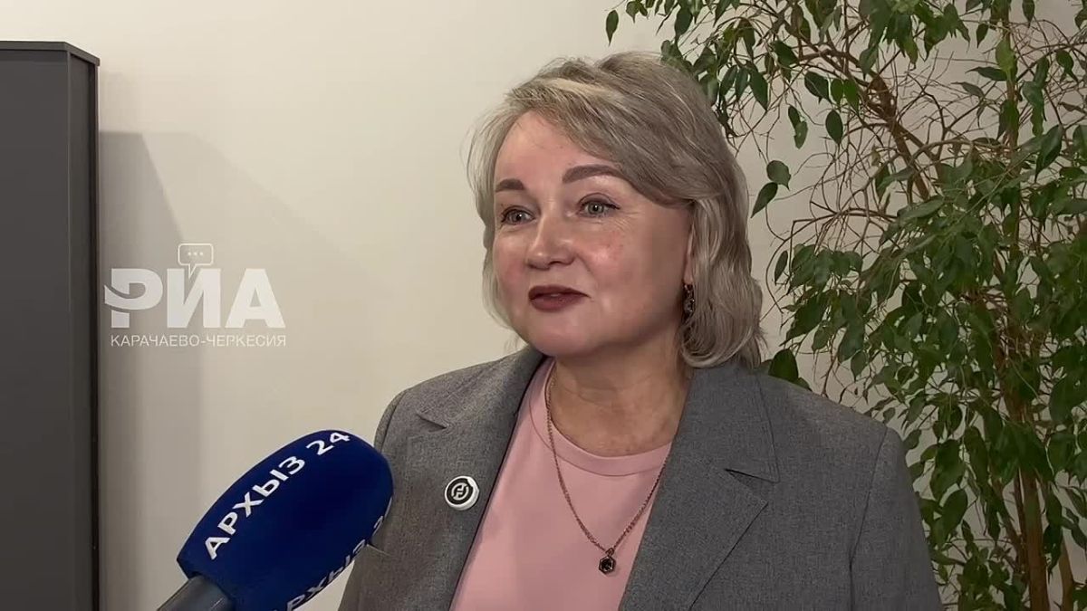 В День учителя во Дворце культуры Черкесска прошло праздничное мероприятие, посвященное тем, кто каждый день помогает детям получать знания, раскрывать способности и выбирать свой путь