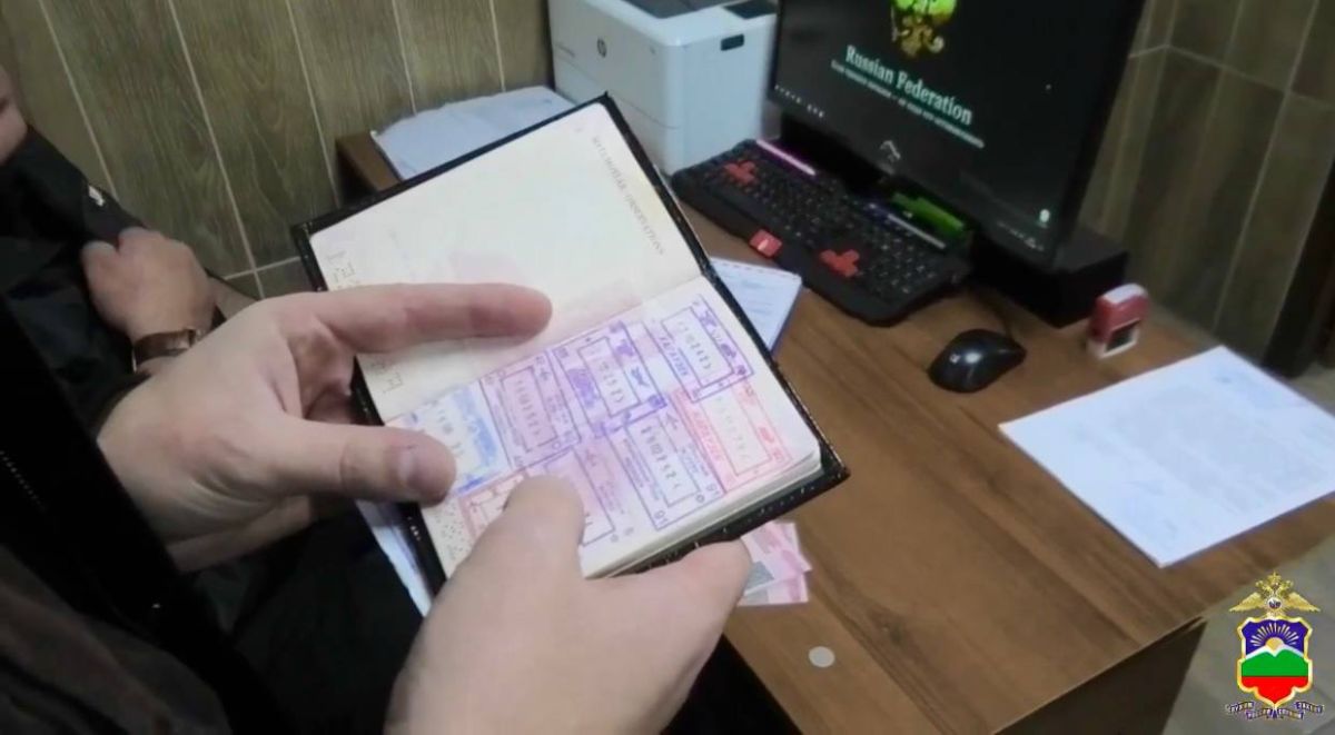 В Карачаево-Черкесии полицейские выявили лиц, незаконно осуществлявших трудовую деятельность, и граждан, предоставивших им жилье