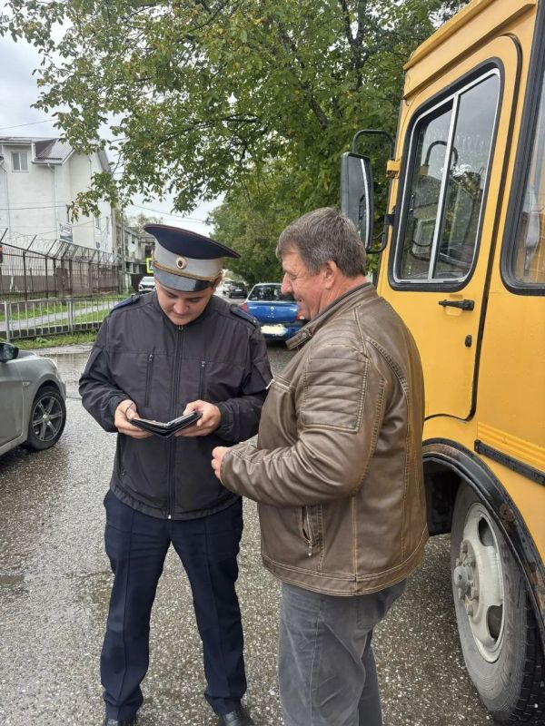 Сотрудники Госавтоинспекции Межмуниципального отдела МВД России «Зеленчукский» проверяют школьные автобусы в целях контроля и выявления административных правонарушений Сотрудники Госавтоинспекции Межмуниципального отдела МВД России «Зеленчукский» проверяют школьные автобусы в целях контроля и выявления административных правонарушений
