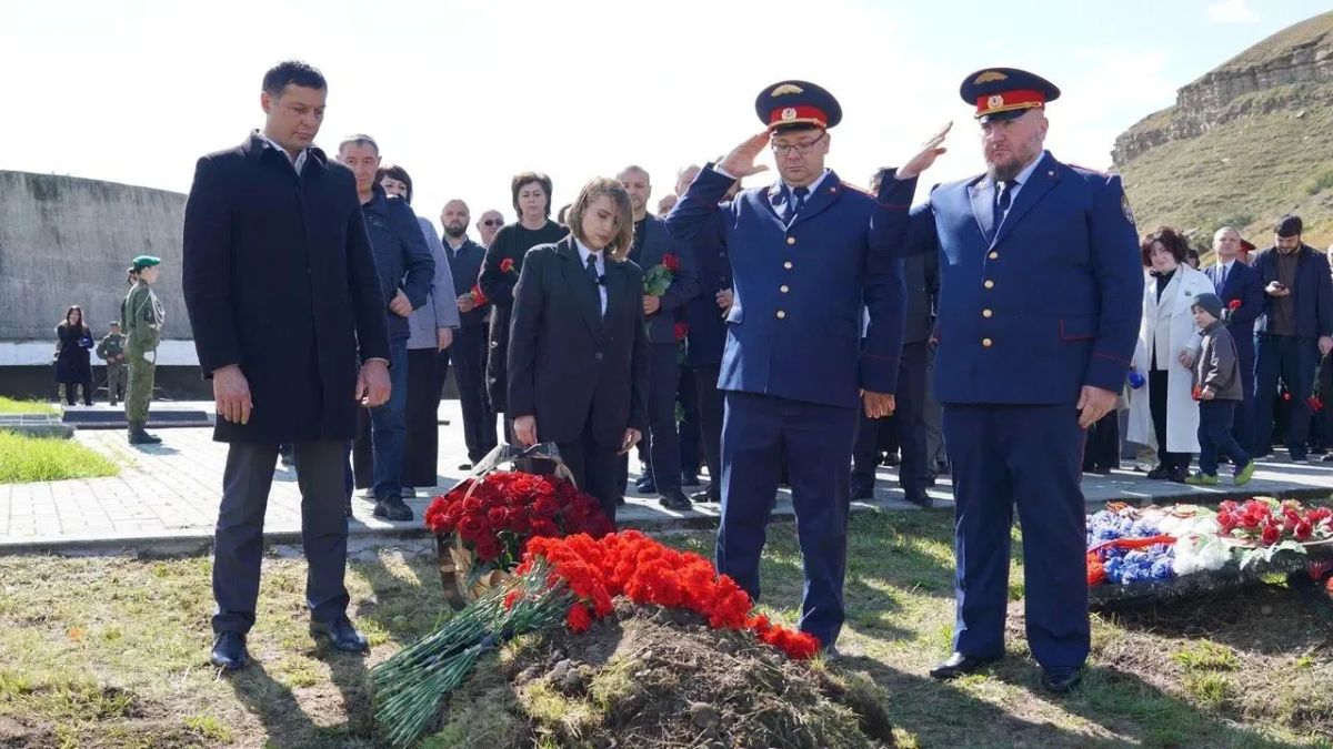 Сотрудники регионального следственного управления приняли участие в торжественно-траурной церемонии захоронения останков воинов, погибших в годы Великой Отечественной войны Сотрудники регионального следственного управления приняли участие в торжественно-траурной церемонии захоронения останков воинов, погибших в годы Великой Отечественной войны