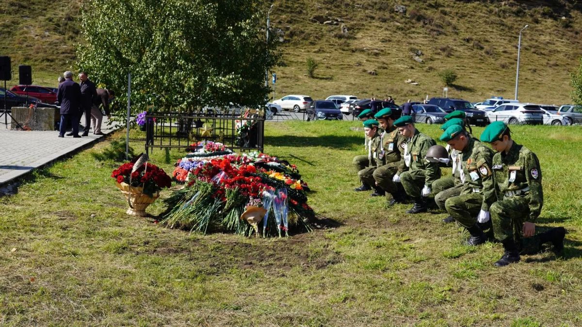 Эхо далекой войны.... Сегодня, в 83-ю годовщину со Дня разгрома советскими войсками немецко-фашистских войск в битве за Кавказ, в Карачаево-Черкесии состоялась церемония прощания с 13 бойцами, павшими в боях за эти перевалы Эхо далекой войны.... Сегодня, в 83-ю годовщину со Дня разгрома советскими войсками немецко-фашистских войск в битве за Кавказ, в Карачаево-Черкесии состоялась церемония прощания с 13 бойцами, павшими в боях за эти перевалы