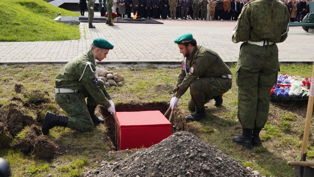 Эхо далекой войны.... Сегодня, в 83-ю годовщину со Дня разгрома советскими войсками немецко-фашистских войск в битве за Кавказ, в Карачаево-Черкесии состоялась церемония прощания с 13 бойцами, павшими в боях за эти перевалы Эхо далекой войны.... Сегодня, в 83-ю годовщину со Дня разгрома советскими войсками немецко-фашистских войск в битве за Кавказ, в Карачаево-Черкесии состоялась церемония прощания с 13 бойцами, павшими в боях за эти перевалы