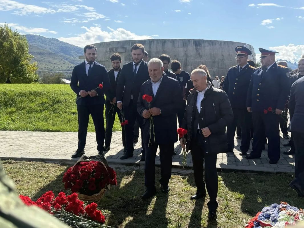 Эхо далекой войны.... Сегодня, в 83-ю годовщину со Дня разгрома советскими войсками немецко-фашистских войск в битве за Кавказ, в Карачаево-Черкесии состоялась церемония прощания с 13 бойцами, павшими в боях за эти перевалы Эхо далекой войны.... Сегодня, в 83-ю годовщину со Дня разгрома советскими войсками немецко-фашистских войск в битве за Кавказ, в Карачаево-Черкесии состоялась церемония прощания с 13 бойцами, павшими в боях за эти перевалы