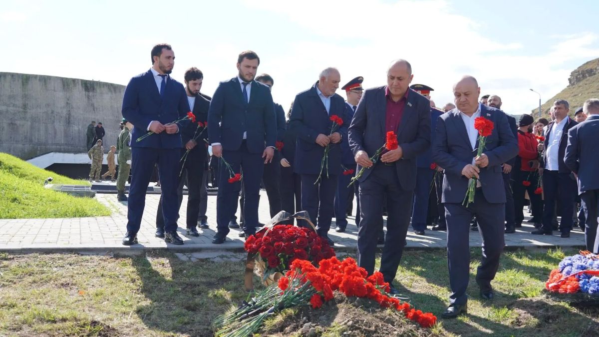 Эхо далекой войны.... Сегодня, в 83-ю годовщину со Дня разгрома советскими войсками немецко-фашистских войск в битве за Кавказ, в Карачаево-Черкесии состоялась церемония прощания с 13 бойцами, павшими в боях за эти перевалы Эхо далекой войны.... Сегодня, в 83-ю годовщину со Дня разгрома советскими войсками немецко-фашистских войск в битве за Кавказ, в Карачаево-Черкесии состоялась церемония прощания с 13 бойцами, павшими в боях за эти перевалы