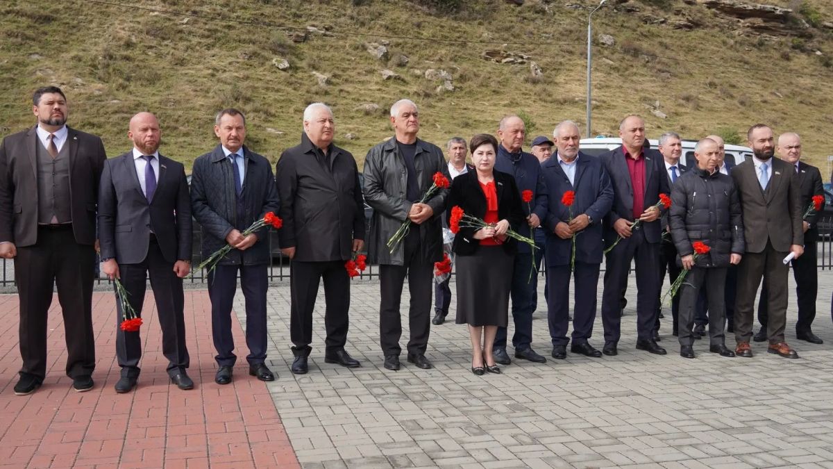 Эхо далекой войны.... Сегодня, в 83-ю годовщину со Дня разгрома советскими войсками немецко-фашистских войск в битве за Кавказ, в Карачаево-Черкесии состоялась церемония прощания с 13 бойцами, павшими в боях за эти перевалы Эхо далекой войны.... Сегодня, в 83-ю годовщину со Дня разгрома советскими войсками немецко-фашистских войск в битве за Кавказ, в Карачаево-Черкесии состоялась церемония прощания с 13 бойцами, павшими в боях за эти перевалы