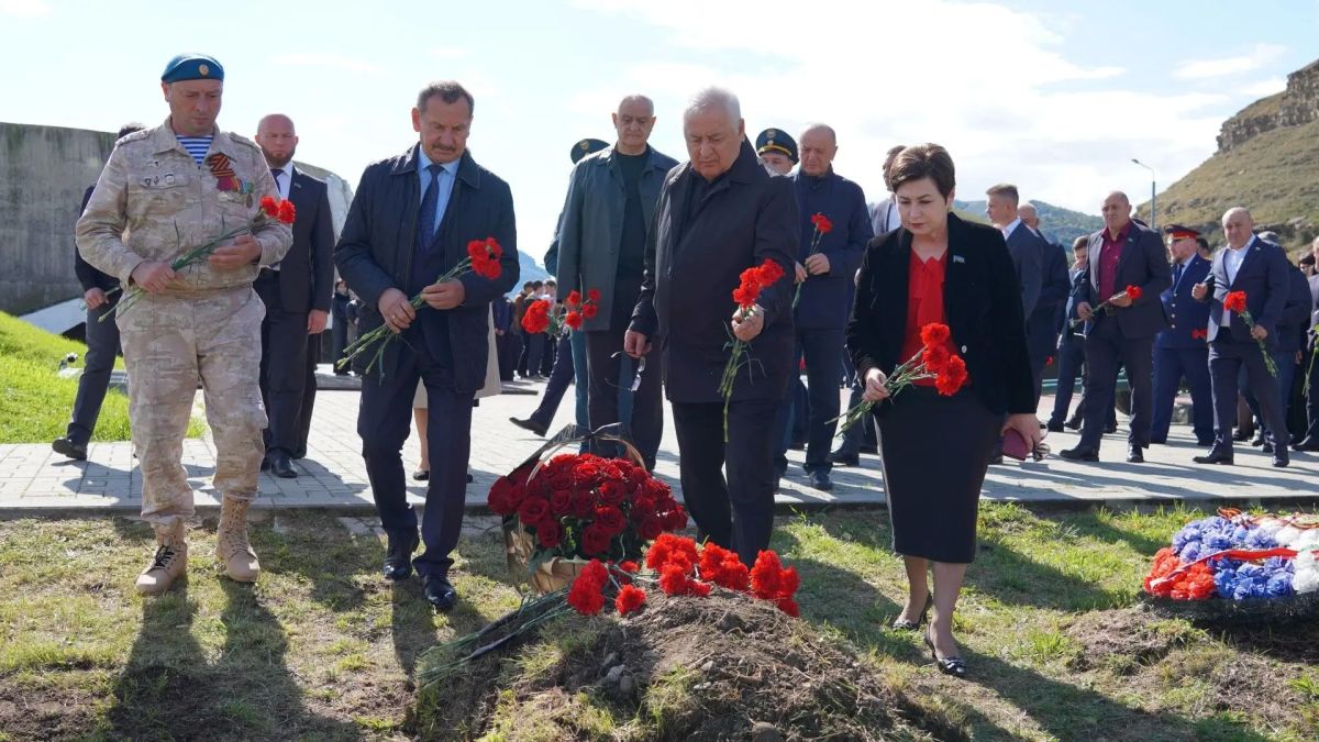 Эхо далекой войны.... Сегодня, в 83-ю годовщину со Дня разгрома советскими войсками немецко-фашистских войск в битве за Кавказ, в Карачаево-Черкесии состоялась церемония прощания с 13 бойцами, павшими в боях за эти перевалы Эхо далекой войны.... Сегодня, в 83-ю годовщину со Дня разгрома советскими войсками немецко-фашистских войск в битве за Кавказ, в Карачаево-Черкесии состоялась церемония прощания с 13 бойцами, павшими в боях за эти перевалы
