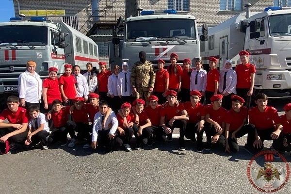 В Карачаево-Черкесии росгвардейцы провели для школьников День открытых дверей В Карачаево-Черкесии росгвардейцы провели для школьников День открытых дверей