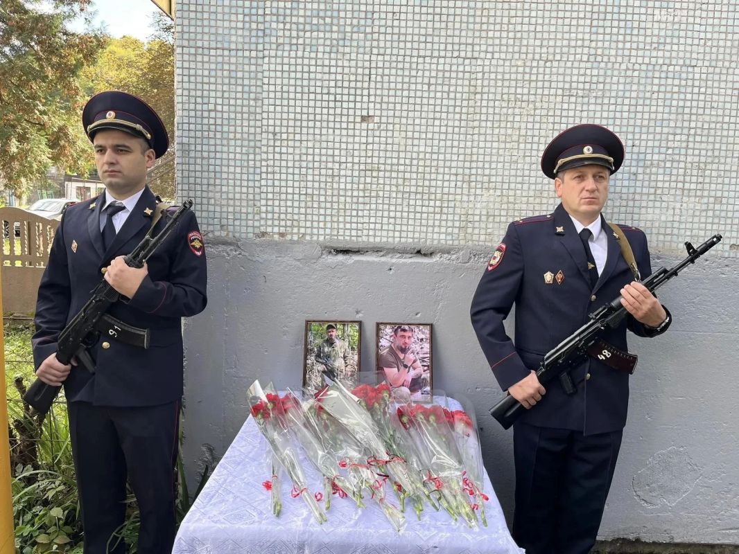В Карачаевске открыли мемориальную доску погибшему в СВО Рамазану Айбазову В Карачаевске открыли мемориальную доску погибшему в СВО Рамазану Айбазову