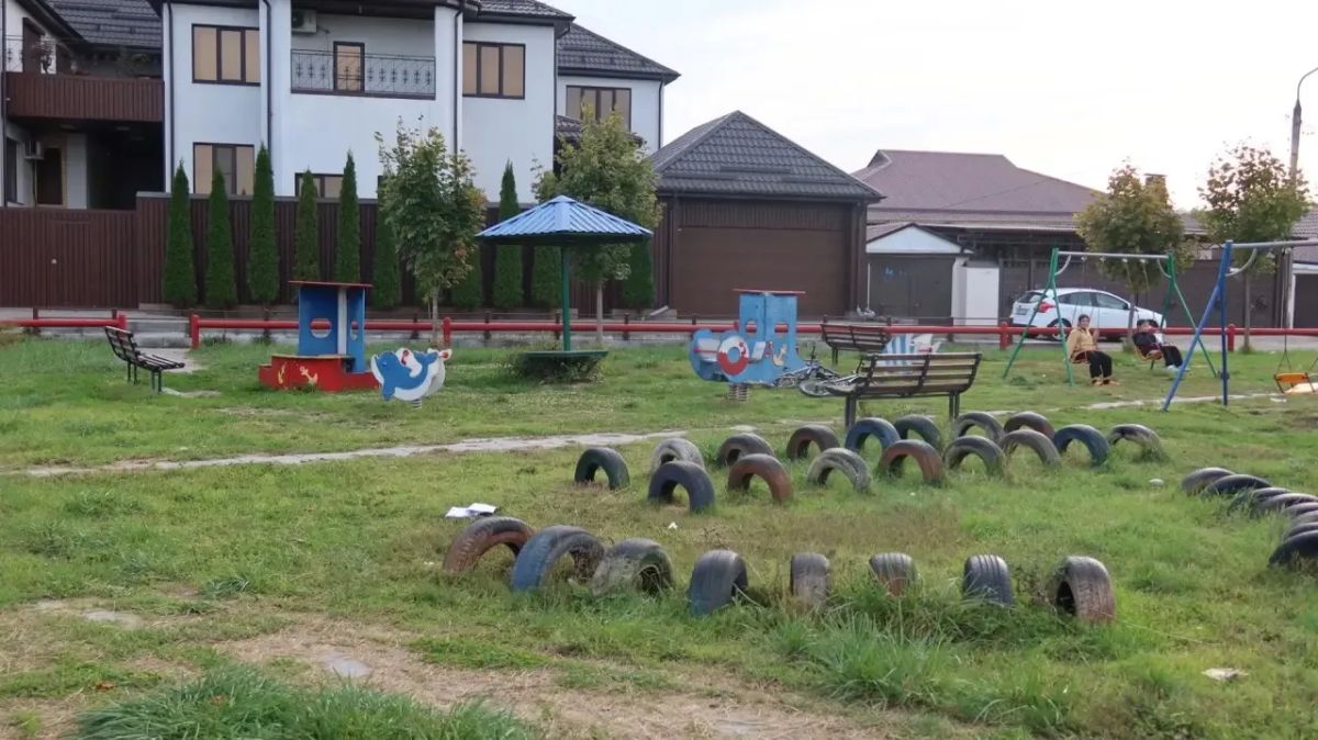 В Черкесске началось благоустройство площадки на ул. Набережной В Черкесске началось благоустройство площадки на ул. Набережной