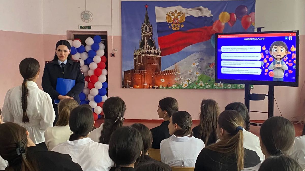 Полицейские и члены Общественного совета при МВД по КЧР провели профилактическую встречу со школьниками Полицейские и члены Общественного совета при МВД по КЧР провели профилактическую встречу со школьниками