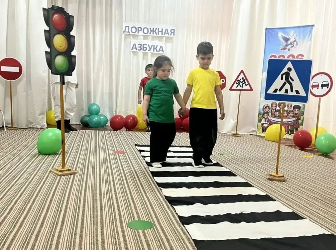В целях снижения детского дорожно- транспортного травматизма и привития навыков безопасного поведения на дорогах госавтоинспекторы отделения Госавтоинспекции Межмуниципального отдела МВД России «Адыге-Хабльский» совместно с... В целях снижения детского дорожно- транспортного травматизма и привития навыков безопасного поведения на дорогах госавтоинспекторы отделения Госавтоинспекции Межмуниципального отдела МВД России «Адыге-Хабльский» совместно с...