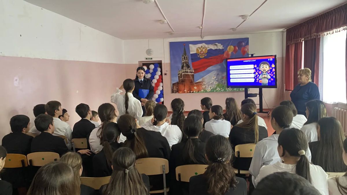 Полицейские и члены Общественного совета при МВД по КЧР провели профилактическую встречу со школьниками Полицейские и члены Общественного совета при МВД по КЧР провели профилактическую встречу со школьниками