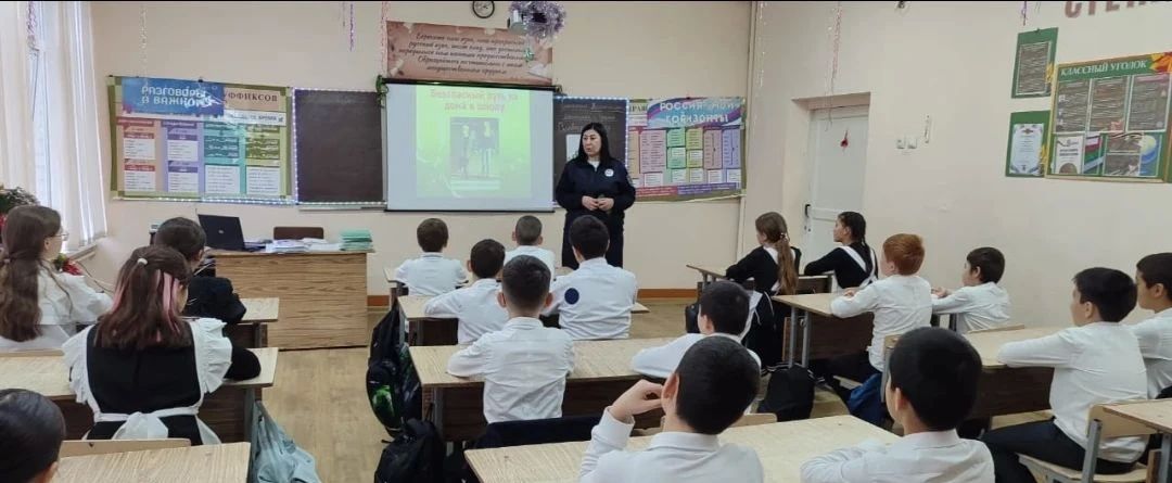 В рамках региональной социальной кампании «Кавказ за безопасные дороги» инспектор по пропаганде безопасности дорожного движения МО МВД России «Адыге-Хабльский» провела профилактическую беседу с учениками средней школы а.... В рамках региональной социальной кампании «Кавказ за безопасные дороги» инспектор по пропаганде безопасности дорожного движения МО МВД России «Адыге-Хабльский» провела профилактическую беседу с учениками средней школы а....
