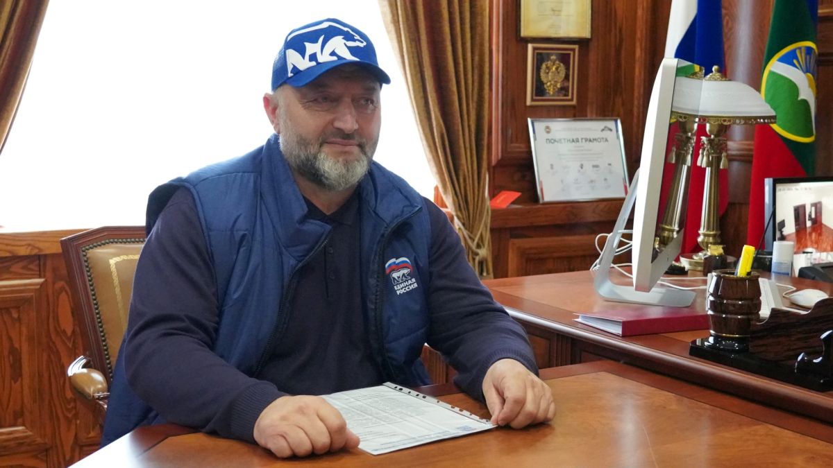 Провёл рабочую встречу с руководителем Штаба общественной поддержки и исполняющим обязанности руководителя общественной приёмной «Единой России» Расулом Чомаевым Провёл рабочую встречу с руководителем Штаба общественной поддержки и исполняющим обязанности руководителя общественной приёмной «Единой России» Расулом Чомаевым