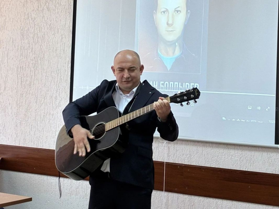 «Они все герои. Каждый подвергает свою жизнь смертельной опасности. Идет на это сознательно. И относиться к ним нужно именно так - как к героям! –подчеркнул В.В.Путин, говоря об участниках специальной военной операции» «Они все герои. Каждый подвергает свою жизнь смертельной опасности. Идет на это сознательно. И относиться к ним нужно именно так - как к героям! –подчеркнул В.В.Путин, говоря об участниках специальной военной операции»