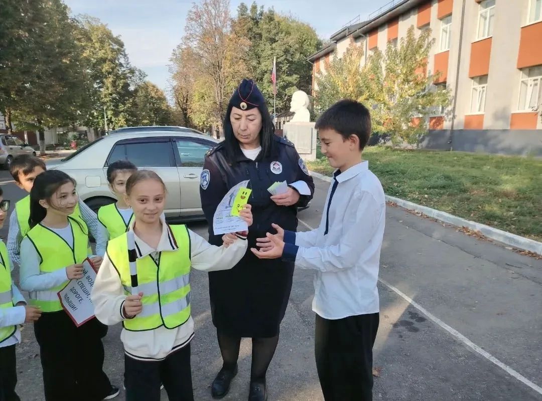 В период пасмурной осенней погоды, когда риск стать участником дорожно-транспортного происшествия для пешеходов возрастает, в рамках региональной социальной кампании «Кавказ за безопасные дороги», сотрудники... В период пасмурной осенней погоды, когда риск стать участником дорожно-транспортного происшествия для пешеходов возрастает, в рамках региональной социальной кампании «Кавказ за безопасные дороги», сотрудники...