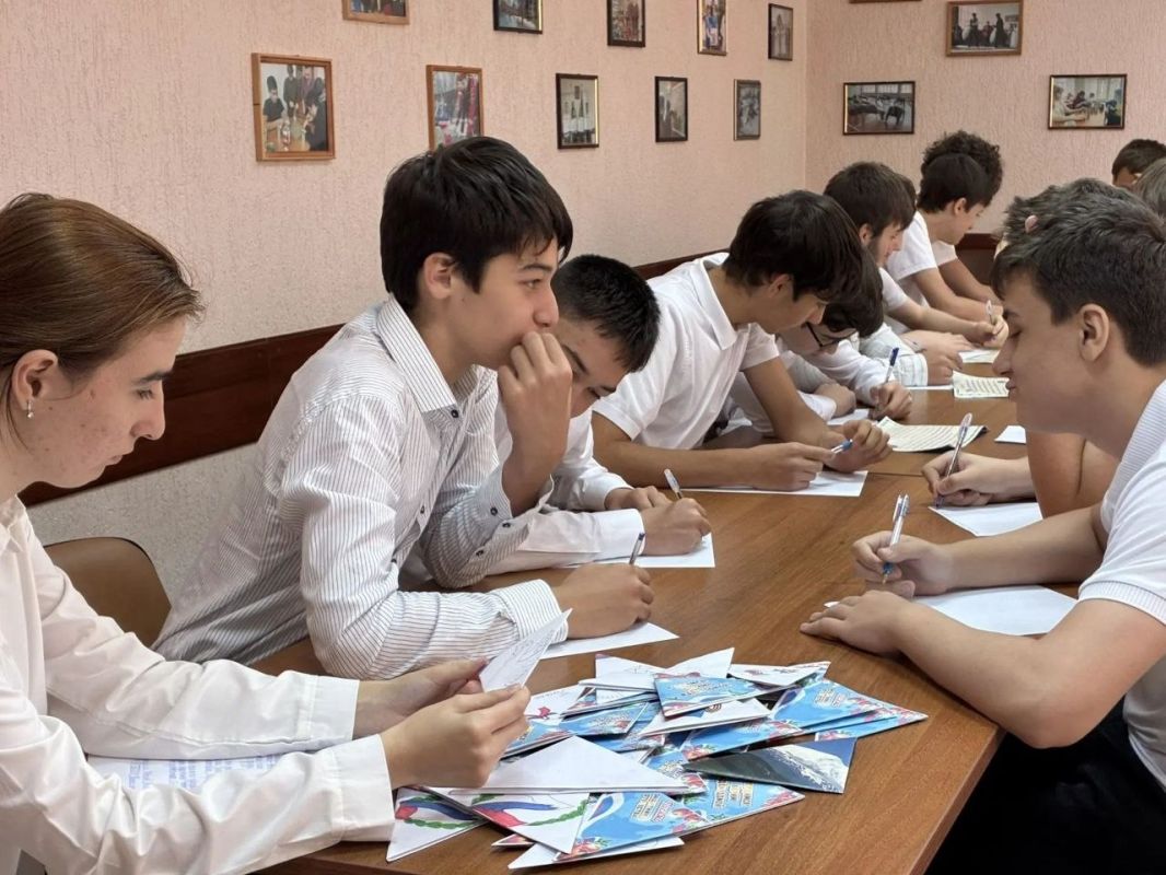 «Они все герои. Каждый подвергает свою жизнь смертельной опасности. Идет на это сознательно. И относиться к ним нужно именно так - как к героям! –подчеркнул В.В.Путин, говоря об участниках специальной военной операции» «Они все герои. Каждый подвергает свою жизнь смертельной опасности. Идет на это сознательно. И относиться к ним нужно именно так - как к героям! –подчеркнул В.В.Путин, говоря об участниках специальной военной операции»