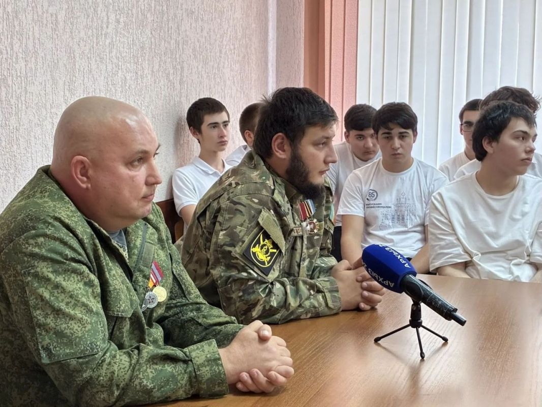 «Они все герои. Каждый подвергает свою жизнь смертельной опасности. Идет на это сознательно. И относиться к ним нужно именно так - как к героям! –подчеркнул В.В.Путин, говоря об участниках специальной военной операции» «Они все герои. Каждый подвергает свою жизнь смертельной опасности. Идет на это сознательно. И относиться к ним нужно именно так - как к героям! –подчеркнул В.В.Путин, говоря об участниках специальной военной операции»