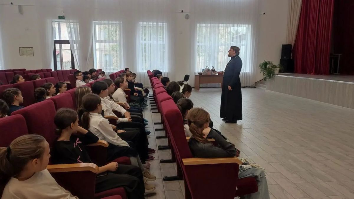 В Детской школе искусств № 1 города Черкесска прошла встреча члена Общественного совета при МВД по КЧР, священника Никольского собора города Черкесска Александра Гурина с учащимися В Детской школе искусств № 1 города Черкесска прошла встреча члена Общественного совета при МВД по КЧР, священника Никольского собора города Черкесска Александра Гурина с учащимися
