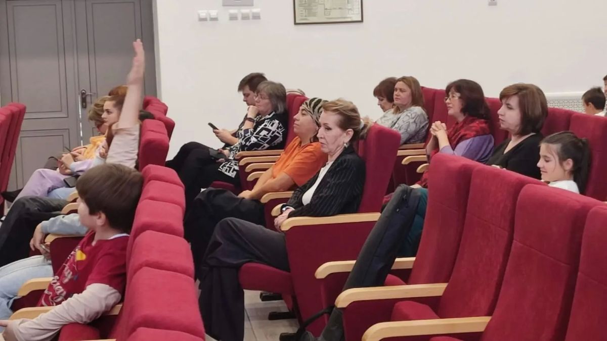 В Детской школе искусств № 1 города Черкесска прошла встреча члена Общественного совета при МВД по КЧР, священника Никольского собора города Черкесска Александра Гурина с учащимися В Детской школе искусств № 1 города Черкесска прошла встреча члена Общественного совета при МВД по КЧР, священника Никольского собора города Черкесска Александра Гурина с учащимися