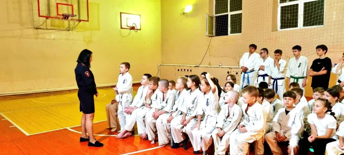 В рамках региональной социальной кампании «Кавказ за безопасные дороги» в целях профилактики дорожно-транспортных происшествий с участием несовершеннолетних инспектор по пропаганде безопасности дорожного движения Отдела МВД... В рамках региональной социальной кампании «Кавказ за безопасные дороги» в целях профилактики дорожно-транспортных происшествий с участием несовершеннолетних инспектор по пропаганде безопасности дорожного движения Отдела МВД...