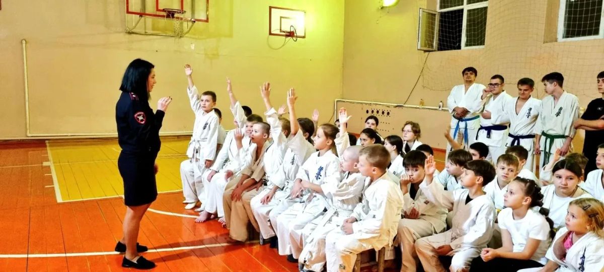 В рамках региональной социальной кампании «Кавказ за безопасные дороги» в целях профилактики дорожно-транспортных происшествий с участием несовершеннолетних инспектор по пропаганде безопасности дорожного движения Отдела МВД... В рамках региональной социальной кампании «Кавказ за безопасные дороги» в целях профилактики дорожно-транспортных происшествий с участием несовершеннолетних инспектор по пропаганде безопасности дорожного движения Отдела МВД...
