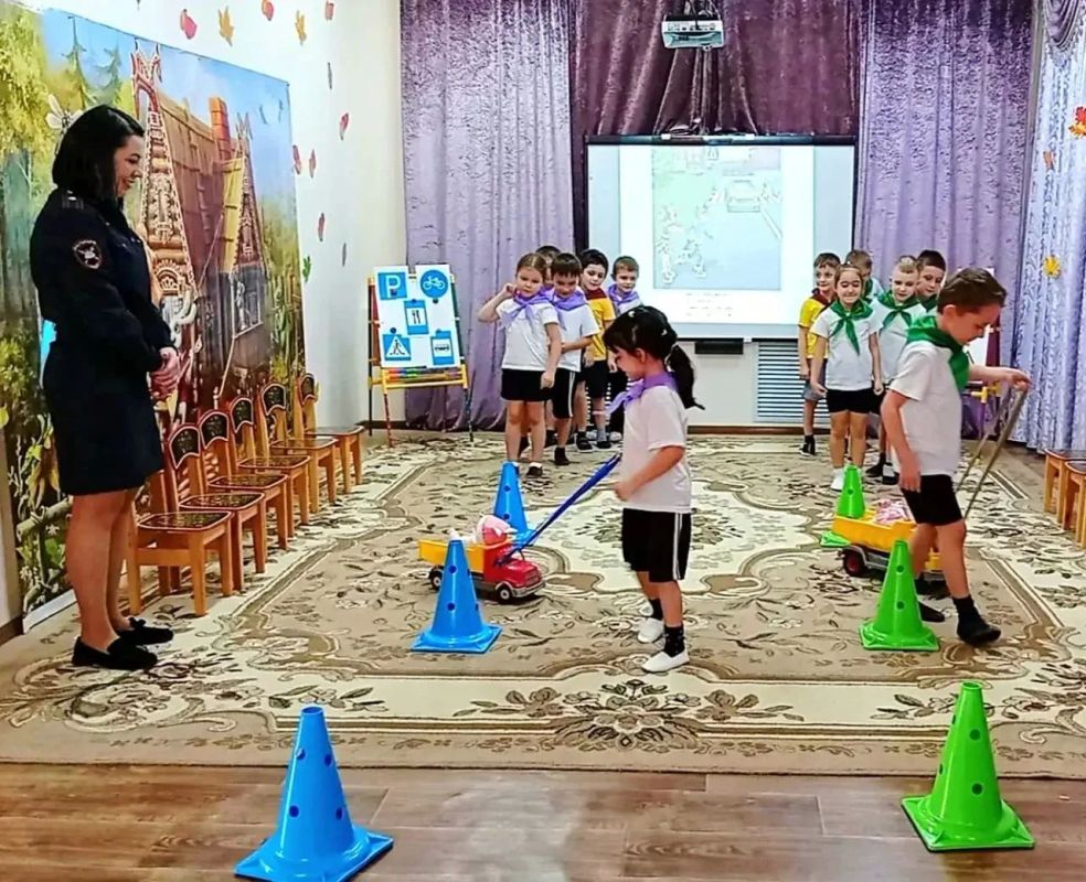 В детском саду «Звёздочка» г. Черкесска в рамках региональной социальной кампании «Кавказ за безопасные дороги» инспектором по пропаганде безопасности дорожного движения Отдела МВД России по г. Черкесску проведена викторина... В детском саду «Звёздочка» г. Черкесска в рамках региональной социальной кампании «Кавказ за безопасные дороги» инспектором по пропаганде безопасности дорожного движения Отдела МВД России по г. Черкесску проведена викторина...