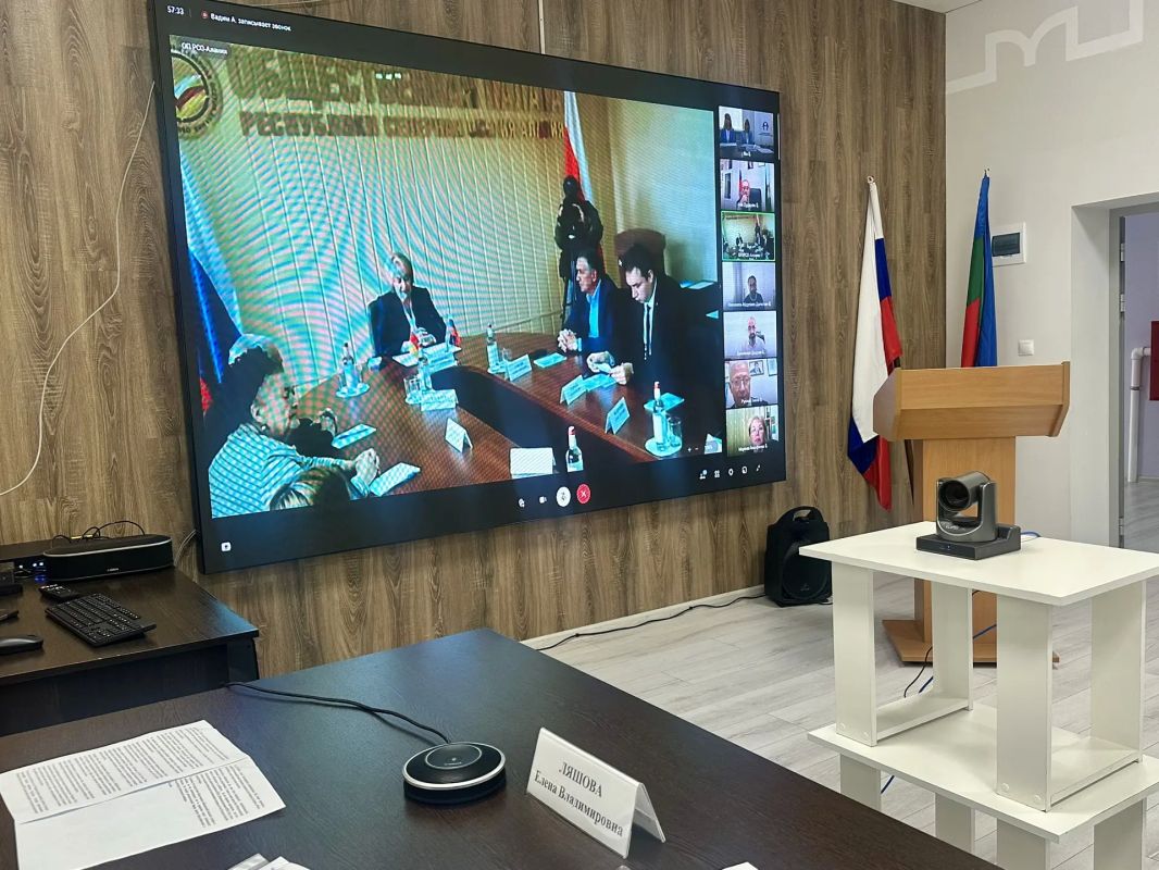 Председатель Общественной палаты Карачаево-Черкесии Елена Ляшова и наблюдатель УИК №38 Татьяна Салащенко приняли участие в межрегиональном совещании в формате видеоконференцсвязи, посвящённом подготовке к всероссийскому... Председатель Общественной палаты Карачаево-Черкесии Елена Ляшова и наблюдатель УИК №38 Татьяна Салащенко приняли участие в межрегиональном совещании в формате видеоконференцсвязи, посвящённом подготовке к всероссийскому...