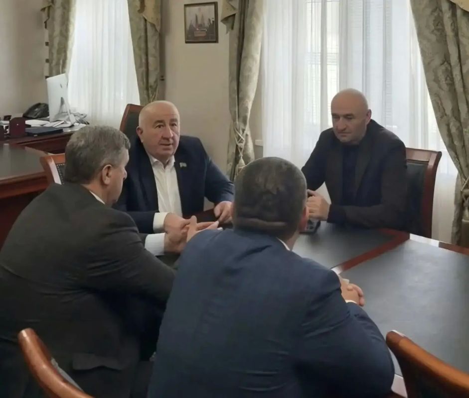 Первый заместитель Председателя Народного Собрания КЧР Хызыр Чеккуев провел рабочую встречу с делегацией Совета Зеленчукского района Первый заместитель Председателя Народного Собрания КЧР Хызыр Чеккуев провел рабочую встречу с делегацией Совета Зеленчукского района