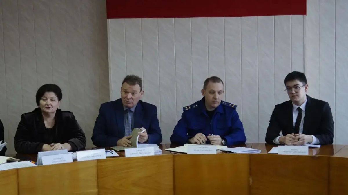 Вопросы профилактики киберперступлений среди несовершеннолетних обсуждены на заседании КДН с участием прокурора Зеленчукского района Дениса Овчаренко