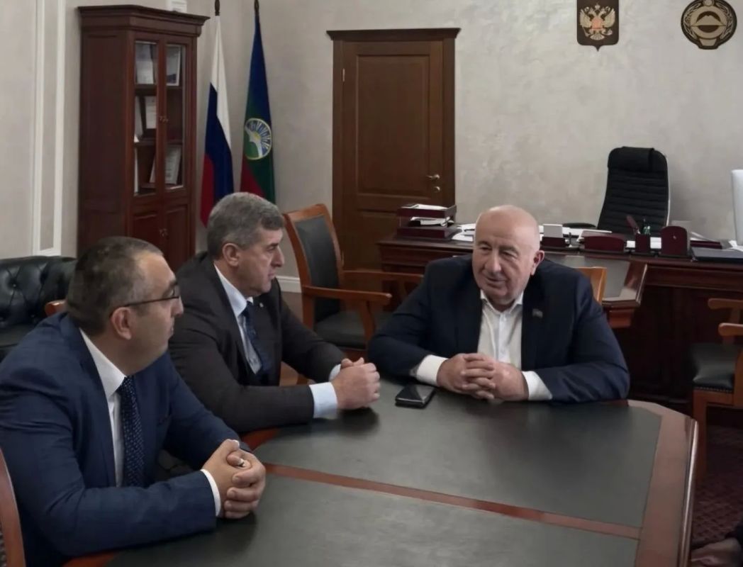 Первый заместитель Председателя Народного Собрания КЧР Хызыр Чеккуев провел рабочую встречу с делегацией Совета Зеленчукского района Первый заместитель Председателя Народного Собрания КЧР Хызыр Чеккуев провел рабочую встречу с делегацией Совета Зеленчукского района