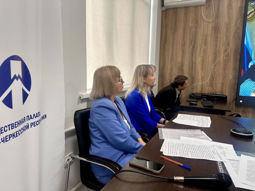 Председатель Общественной палаты Карачаево-Черкесии Елена Ляшова и наблюдатель УИК №38 Татьяна Салащенко приняли участие в межрегиональном совещании в формате видеоконференцсвязи, посвящённом подготовке к всероссийскому... Председатель Общественной палаты Карачаево-Черкесии Елена Ляшова и наблюдатель УИК №38 Татьяна Салащенко приняли участие в межрегиональном совещании в формате видеоконференцсвязи, посвящённом подготовке к всероссийскому...