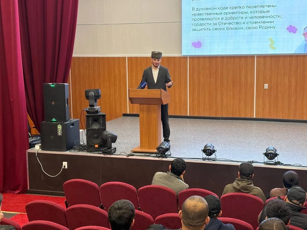 В Карачаево-Черкесии мигрантам рассказали о законах и традициях принимающего региона