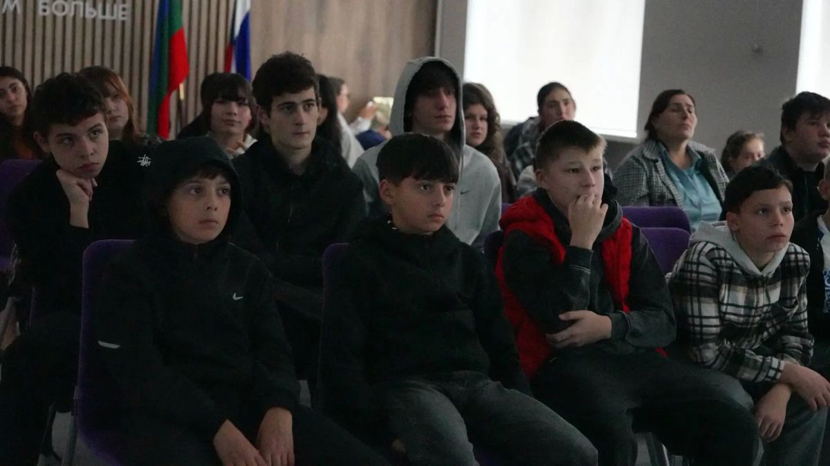 Теплый вечер, наполненный заботой и улыбками Теплый вечер, наполненный заботой и улыбками